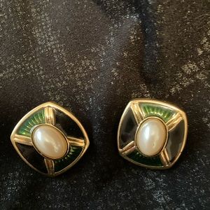 Beautiful green/pearl clip on earrings